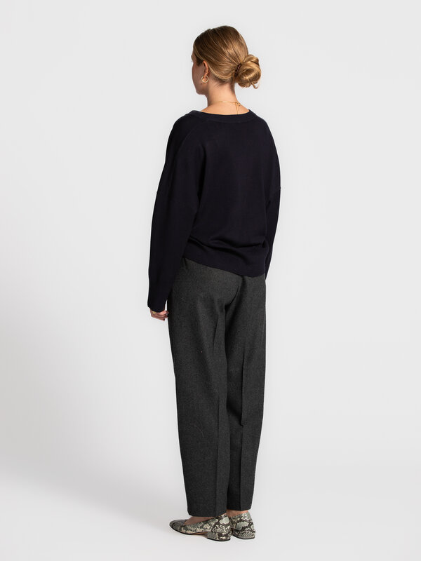 MBYM V-neck sweater Gillian Bravani 5. Timeless navy, endless possibilities. This dark blue V-neck sweater feels luxuriou...