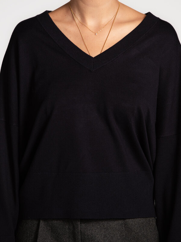 MBYM V-neck sweater Gillian Bravani 3. Timeless navy, endless possibilities. This dark blue V-neck sweater feels luxuriou...