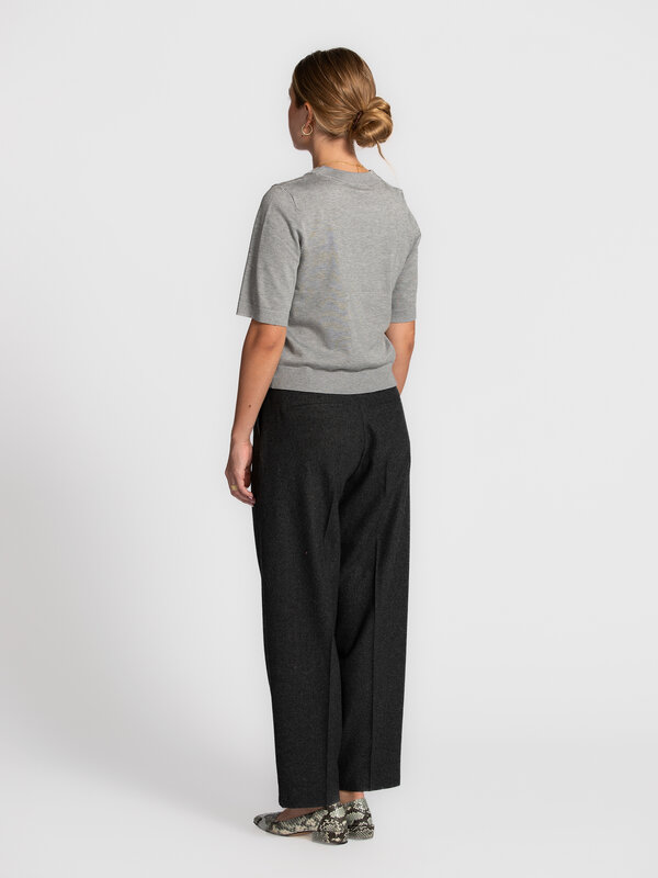 MBYM Gebreide trui Carla Bravani 5. Soft grey. Deze trui met korte mouwen in zacht grijs valt op door het verfijnde breiw...