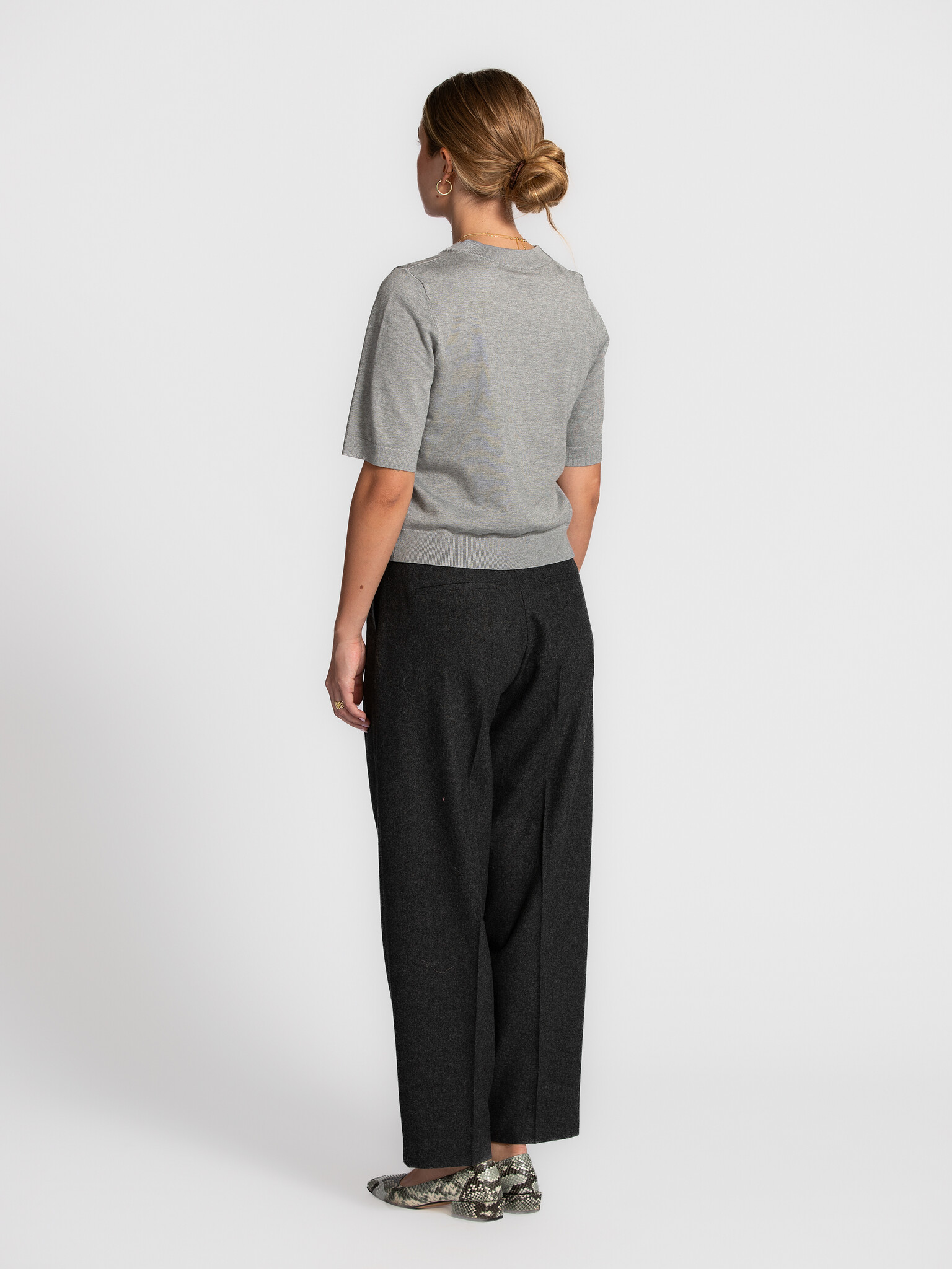 MBYM gebreide trui Carla Bravani 5. Soft grey. Deze trui met korte mouwen in zacht grijs valt op door het verfijnde breiw...
