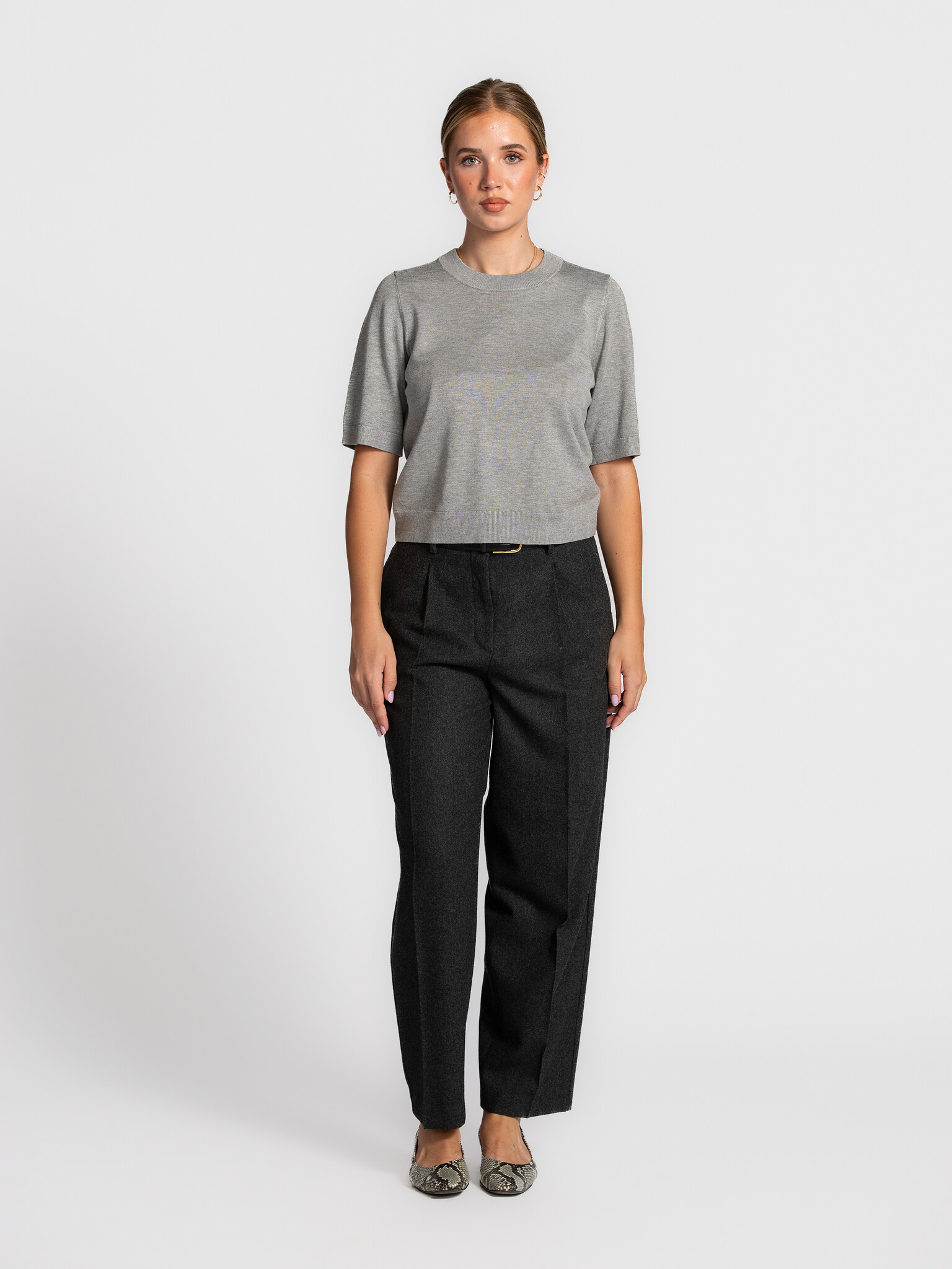 MBYM gebreide trui Carla Bravani 3. Soft grey. Deze trui met korte mouwen in zacht grijs valt op door het verfijnde breiw...