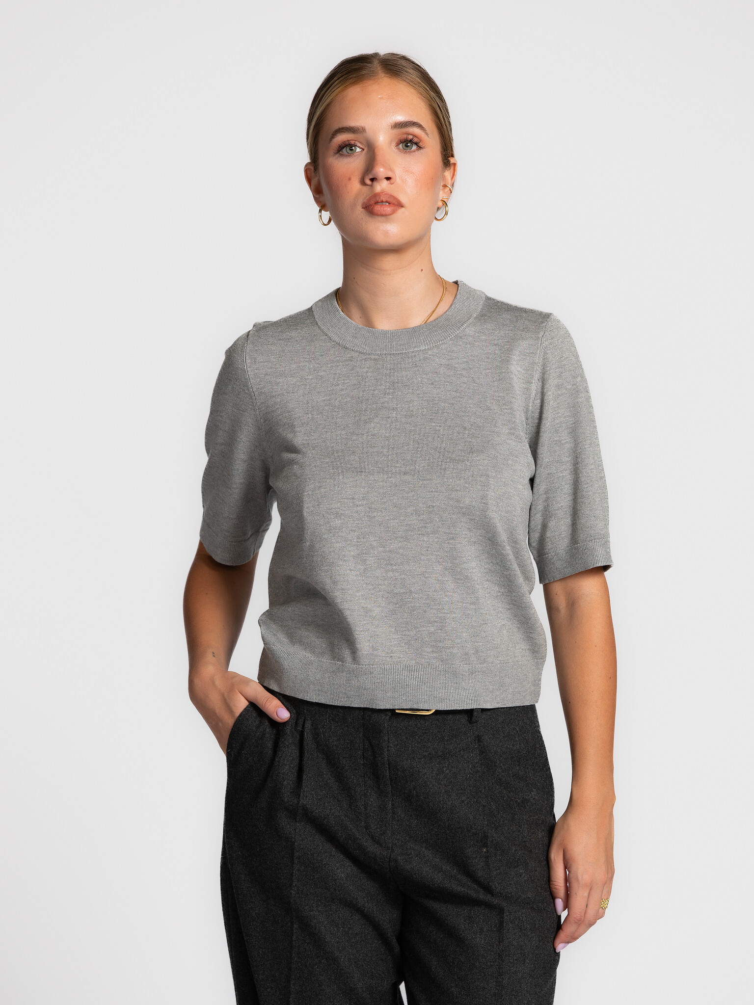 MBYM gebreide trui Carla Bravani 1. Soft grey. Deze trui met korte mouwen in zacht grijs valt op door het verfijnde breiw...