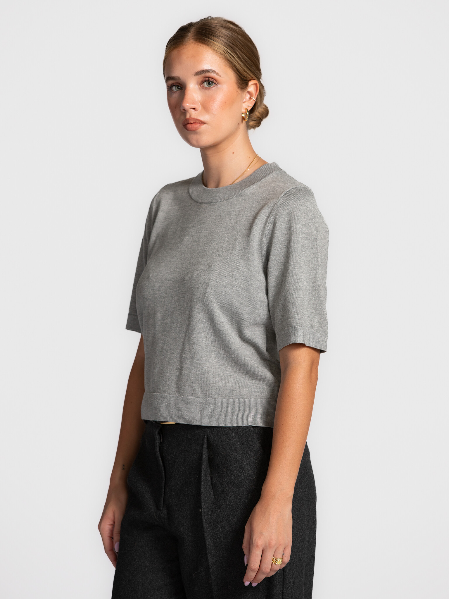MBYM gebreide trui Carla Bravani 4. Soft grey. Deze trui met korte mouwen in zacht grijs valt op door het verfijnde breiw...