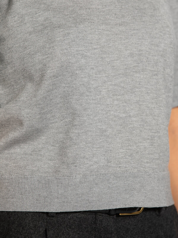 MBYM Gebreide trui Carla Bravani 6. Soft grey. Deze trui met korte mouwen in zacht grijs valt op door het verfijnde breiw...