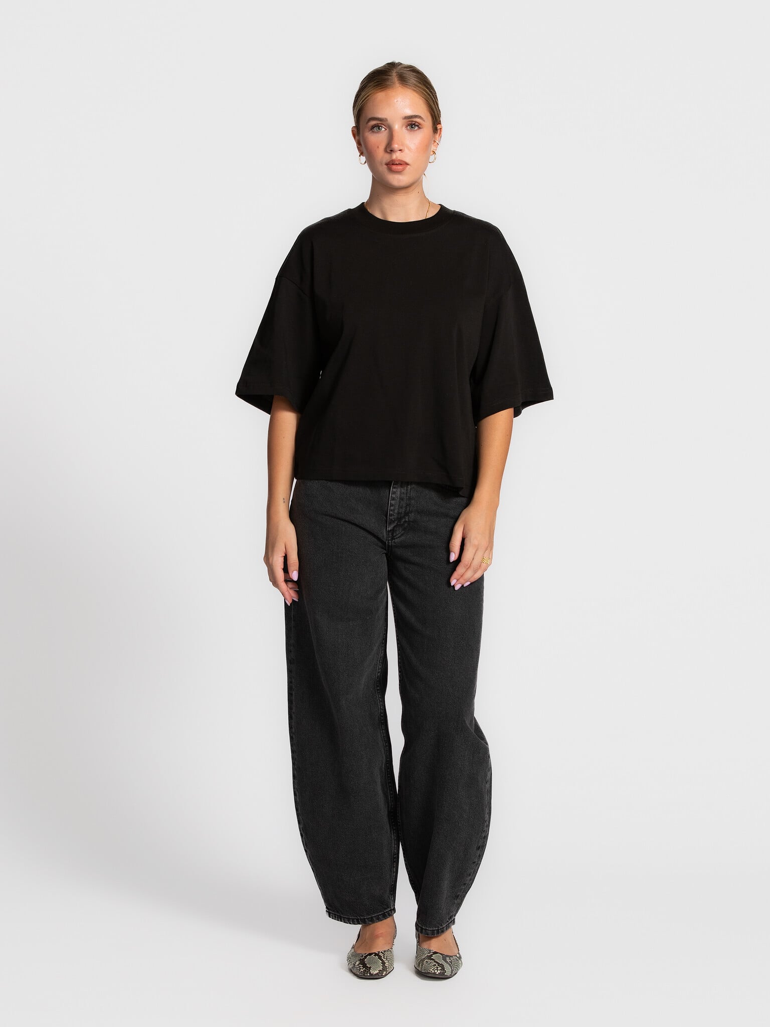 Les Soeurs Boxy T-Shirt Tiara 1. Mettez à jour vos basiques cette saison avec ce T-shirt à la coupe boxy confortable. Fab...