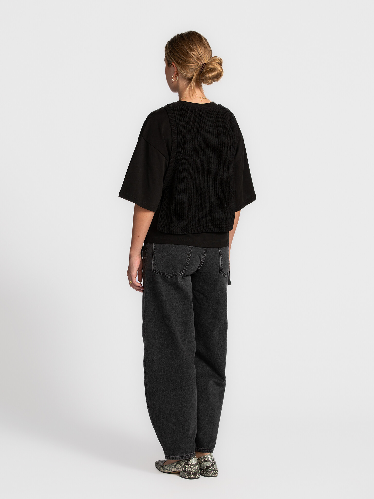 Les Soeurs Balloon jeans Marisse 5. Deze zwarte balloon jeans in gewassen denim combineert een relaxed silhouet met een f...
