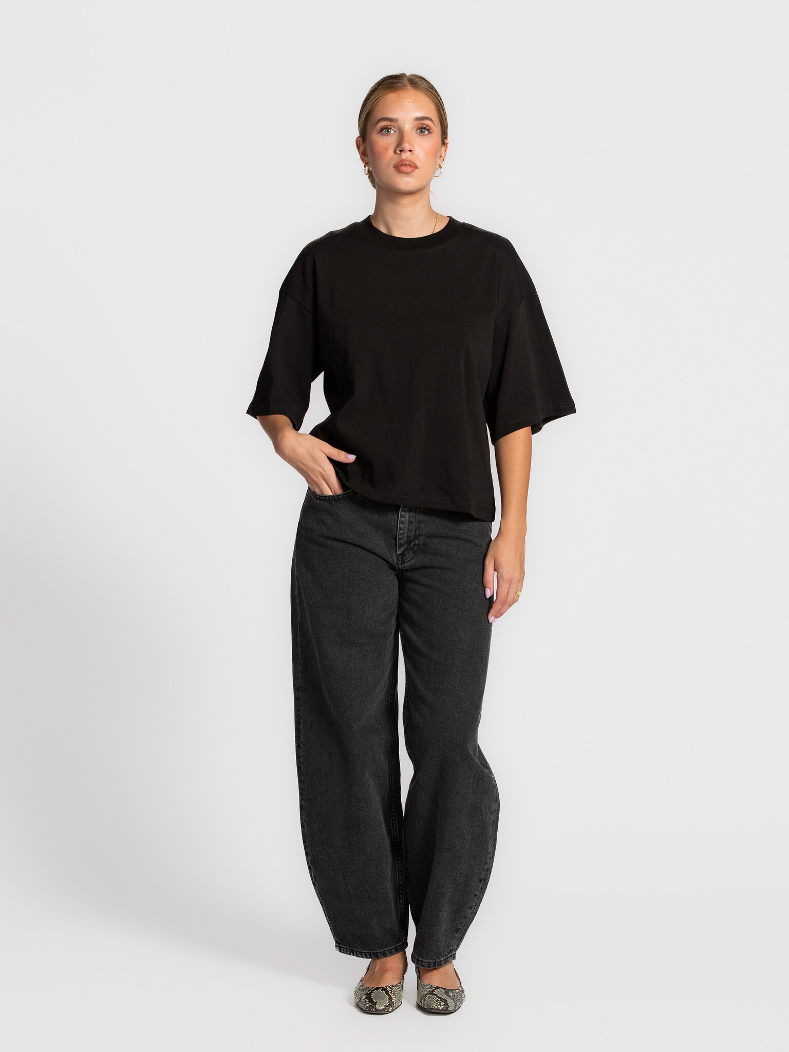 Les Soeurs Balloon jeans Marisse 3. Deze zwarte balloon jeans in gewassen denim combineert een relaxed silhouet met een f...