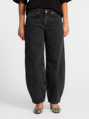 Jeans Marisse. Deze zwarte balloon jeans in gewassen denim combineert een relaxed silhouet met een flatterende high waist...