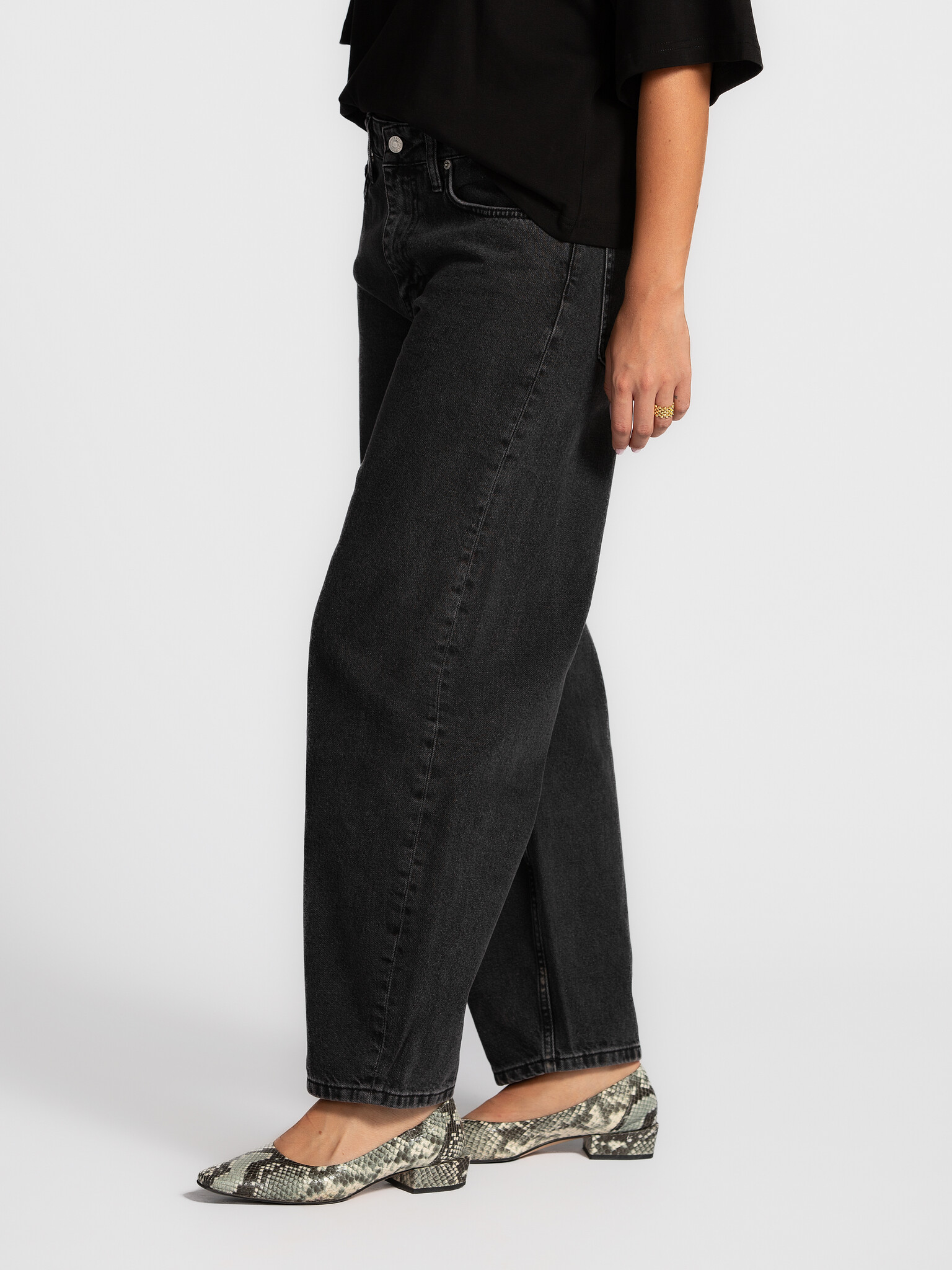 Les Soeurs Balloon jeans Marisse 4. Deze zwarte balloon jeans in gewassen denim combineert een relaxed silhouet met een f...