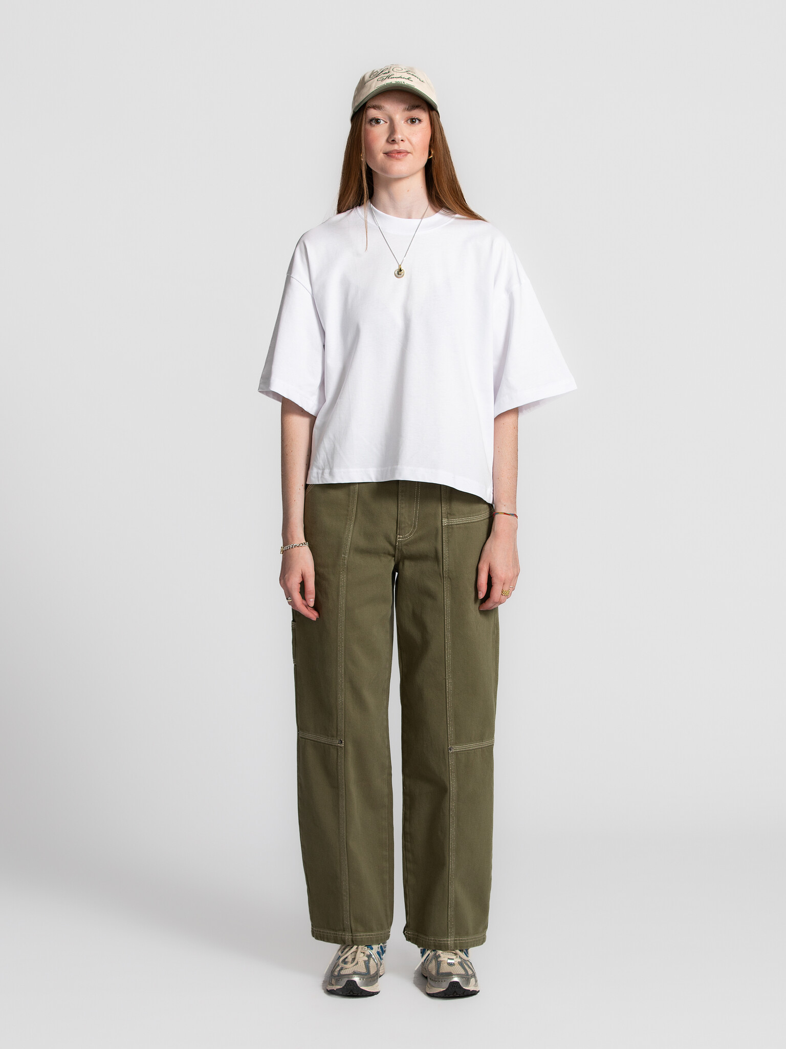 Les Soeurs Jean à coutures contrastées Mill 3. Allure utilitaire et style affirmé. Ce pantalon khaki avec coutures contra...