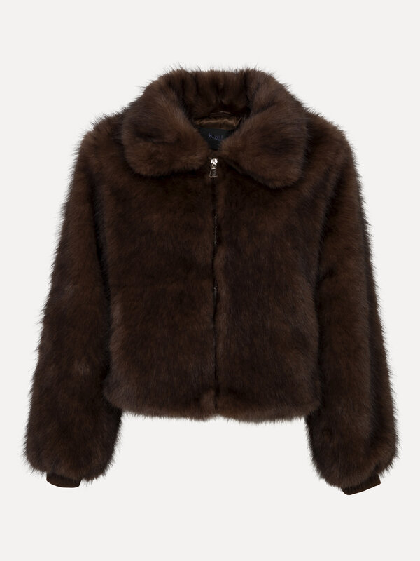 Le Marais Jas van imitatiebont Dani 1. Faux fur, full comfort. Dit korte donkerbruine faux fur jasje voelt heerlijk zacht...