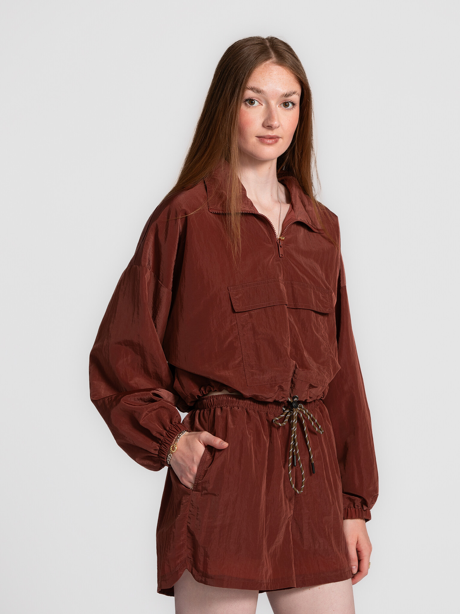 Les Soeurs Veste à enfiler Mary 1. Élégance décontractée. Cette veste bordeaux à enfiler attire tous les regards. À porte...