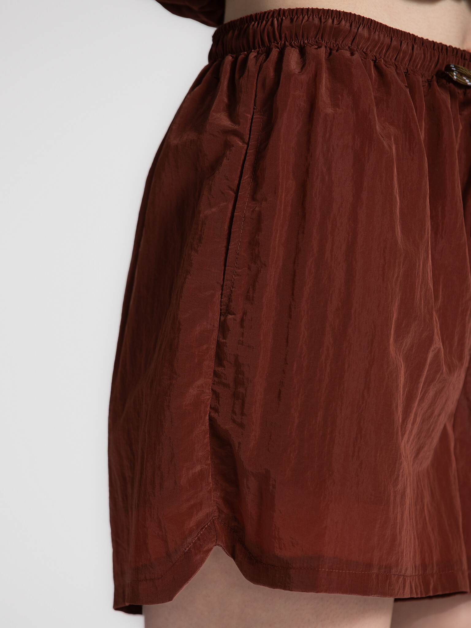 Les Soeurs Nylon shorts Maddox 5. Sporty spice but make it fashion. This burgundy nylon shorts blend sporty vibes with a ...