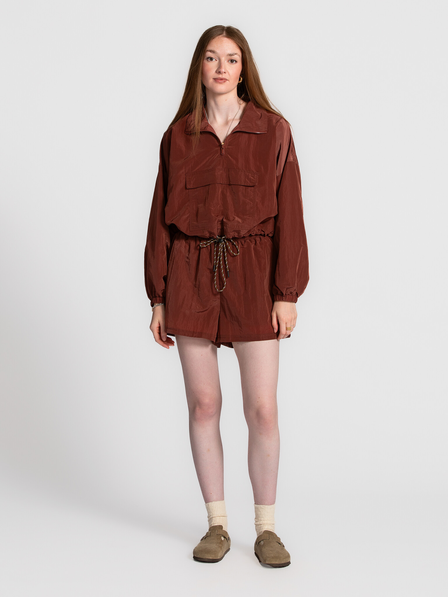 Les Soeurs Nylon shorts Maddox 4. Sporty spice but make it fashion. This burgundy nylon shorts blend sporty vibes with a ...