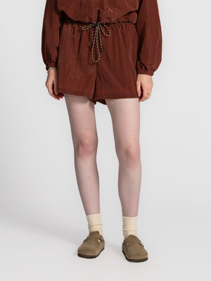 Shorts Maddox. Sporty spice but make it fashion. This burgundy nylon shorts blend sporty vibes with a modern twist. Pair ...