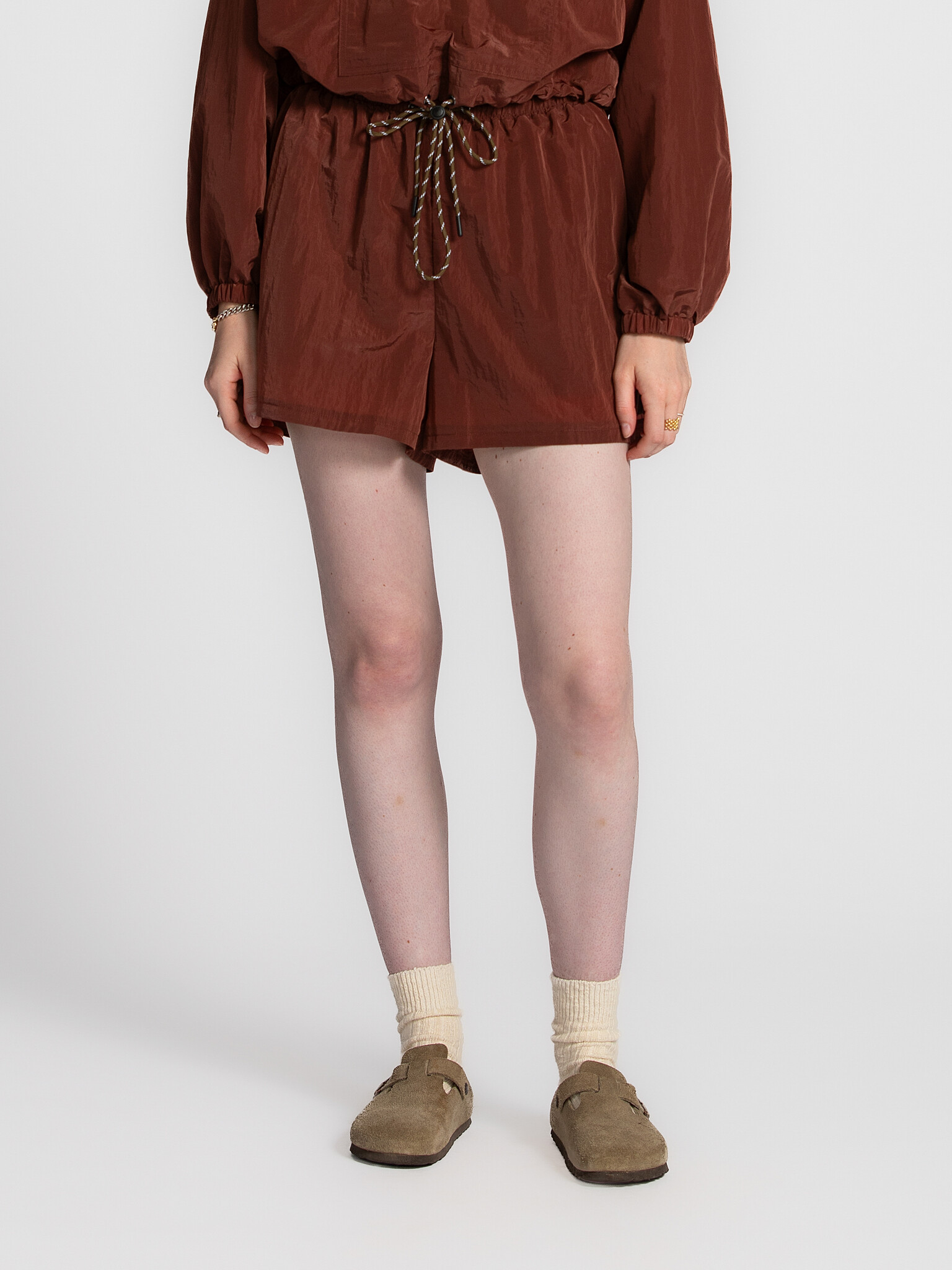 Les Soeurs Nylon shorts Maddox 1. Sporty spice but make it fashion. This burgundy nylon shorts blend sporty vibes with a ...