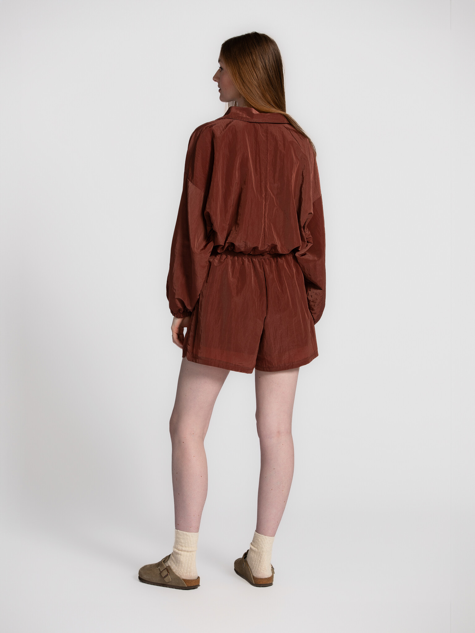 Les Soeurs Nylon shorts Maddox 6. Sporty spice but make it fashion. This burgundy nylon shorts blend sporty vibes with a ...