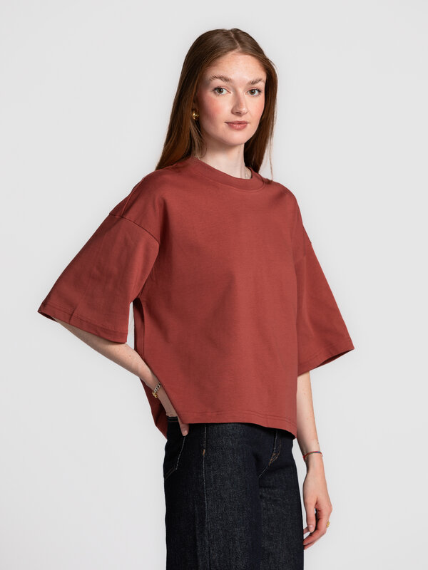 Les Soeurs Boxy T-Shirt Tiara 1. Burgundy is back – deze katoenen T-shirt met boxy fit en ronde hals geeft een frisse twi...