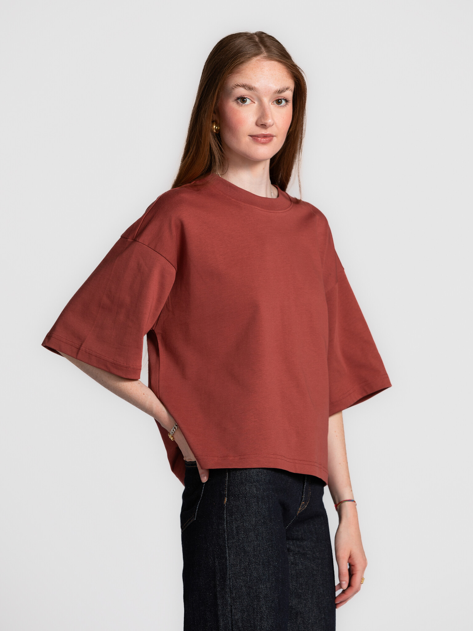 Les Soeurs Boxy T-Shirt Tiara 1. Burgundy is back – deze katoenen T-shirt met boxy fit en ronde hals geeft een frisse twi...