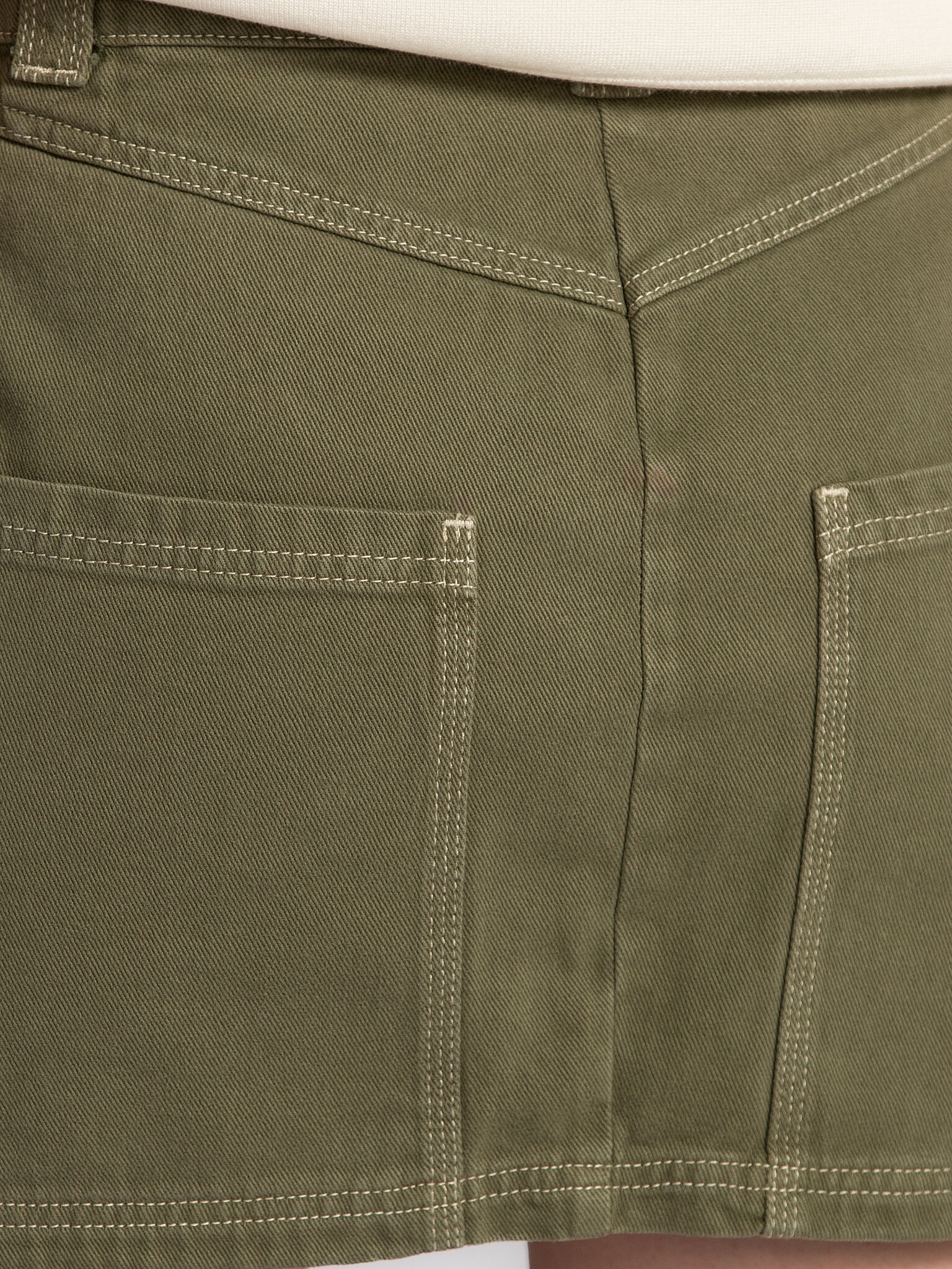 Les Soeurs Jupe à coutures contrastées Missi 6. Workwear, version féminine. Cette jupe courte khaki aux surpiqûres contra...