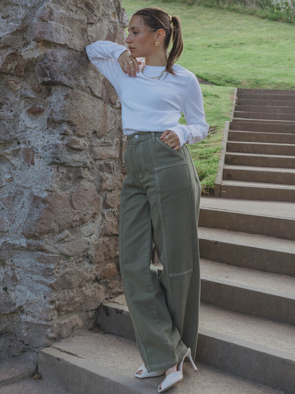 Les Soeurs Jean à coutures contrastées Mill 7. Allure utilitaire et style affirmé. Ce pantalon khaki avec coutures contra...