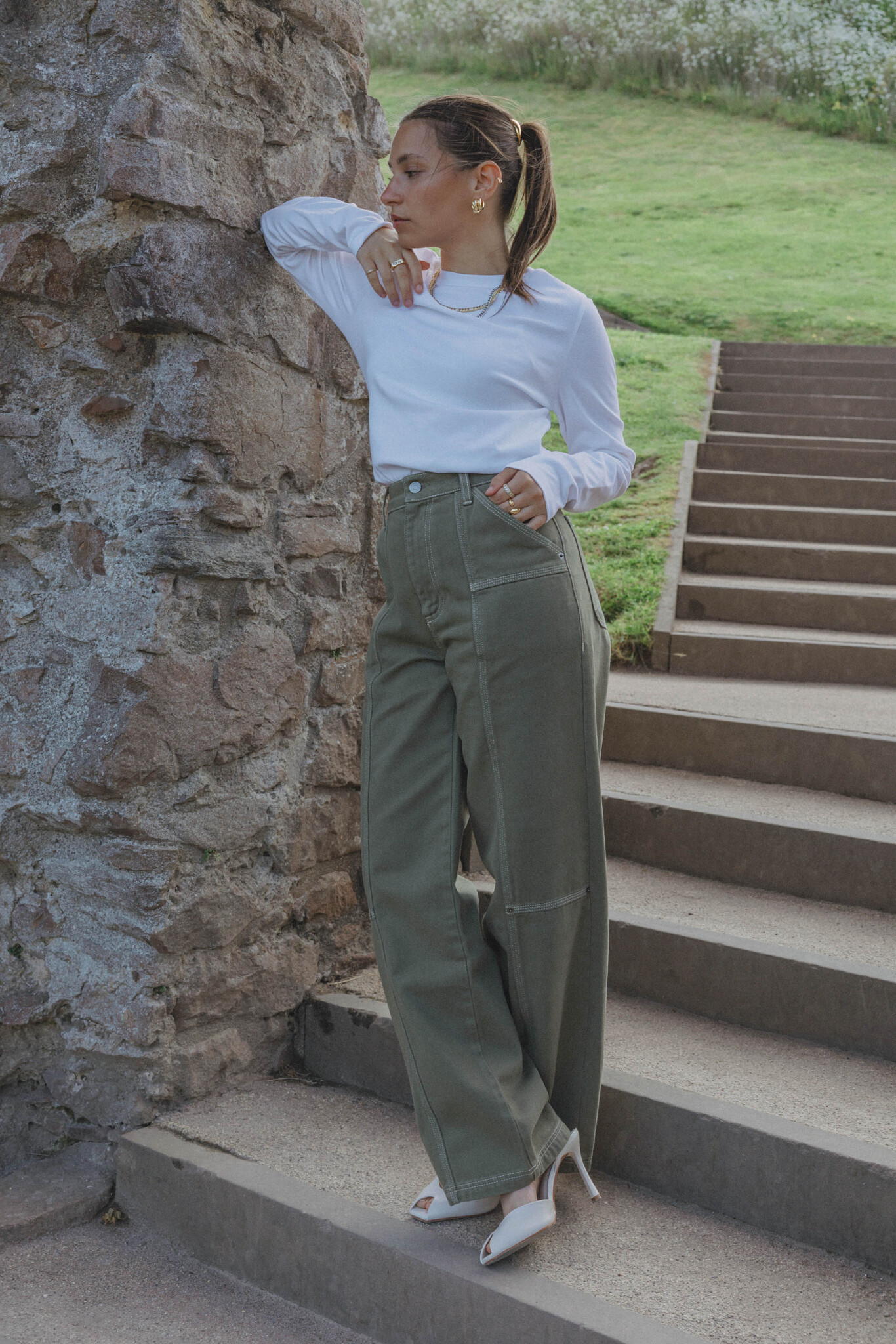 Les Soeurs Jean à coutures contrastées Mill 7. Allure utilitaire et style affirmé. Ce pantalon khaki avec coutures contra...
