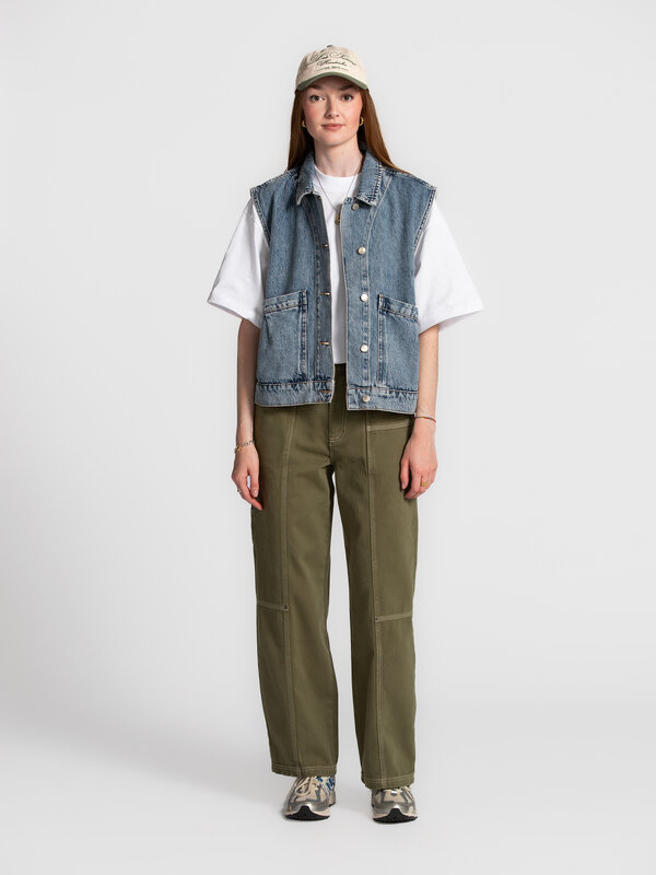 Les Soeurs Jean à coutures contrastées Mill 6. Allure utilitaire et style affirmé. Ce pantalon khaki avec coutures contra...