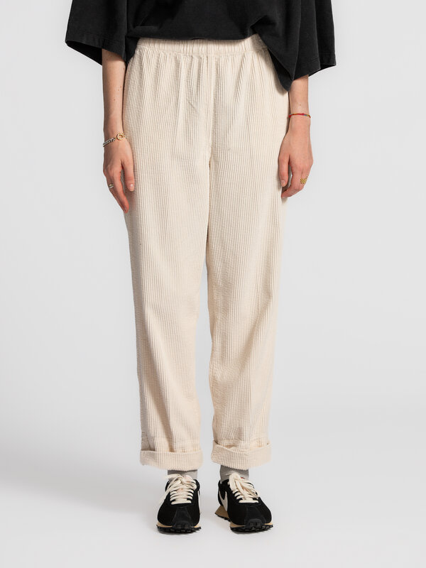 American Vintage Geribde broek Padow 1. Effortless in ecru. Deze corduroy broek met losse fit en hoge taille combineert c...