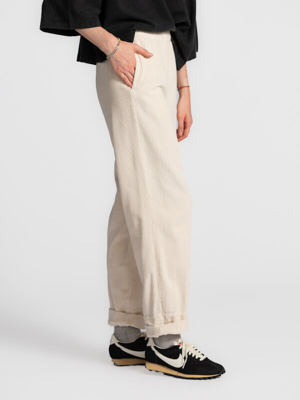 American Vintage Pantalon côtelé Padow 4. Effortless en écru. Ce pantalon en velours côtelé à taille haute et coupe ample...