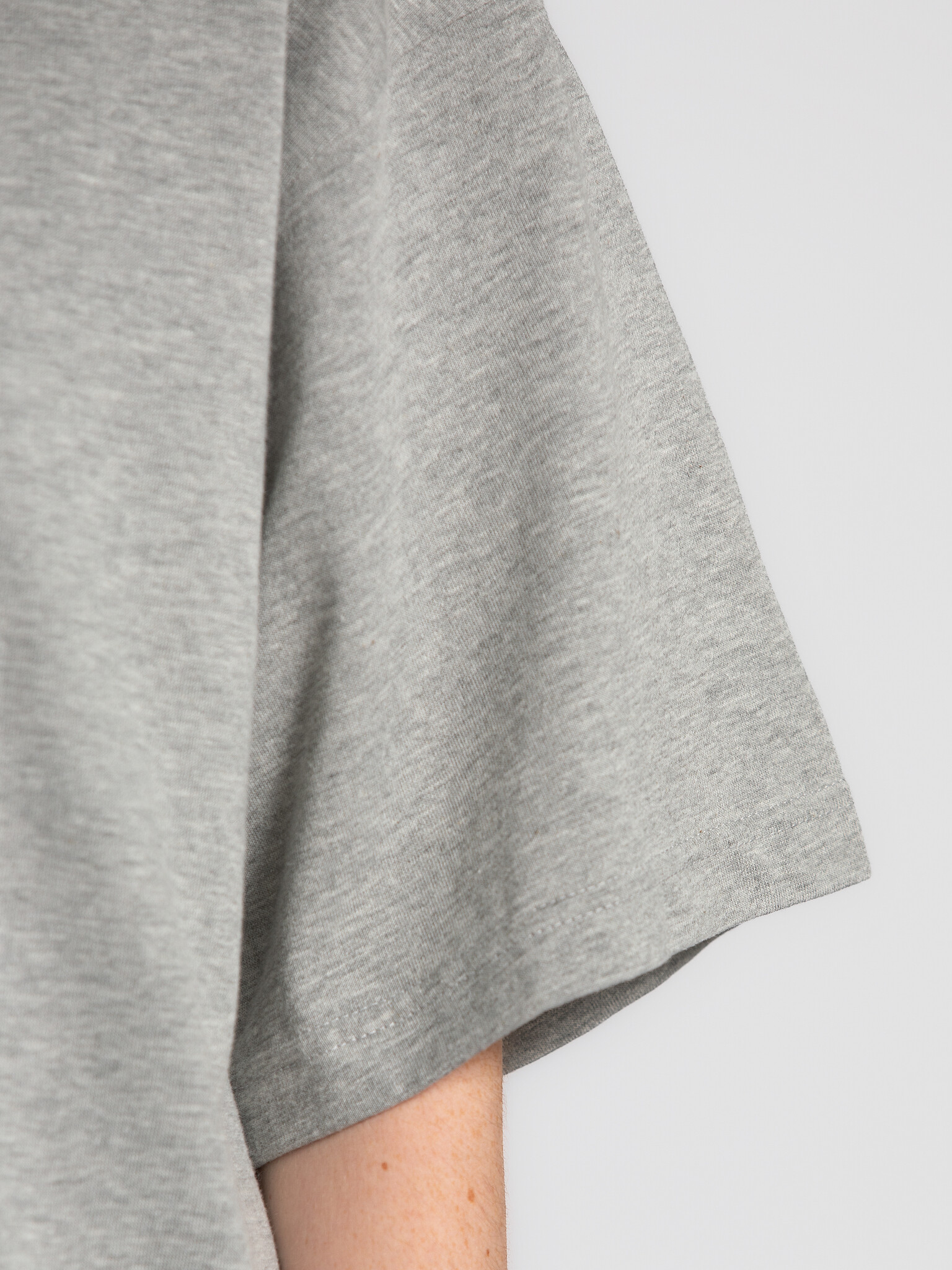 Les Soeurs Boxy T-Shirt Tiara 5. Mettez à jour vos basiques cette saison avec ce T-shirt à la coupe boxy confortable. Fab...