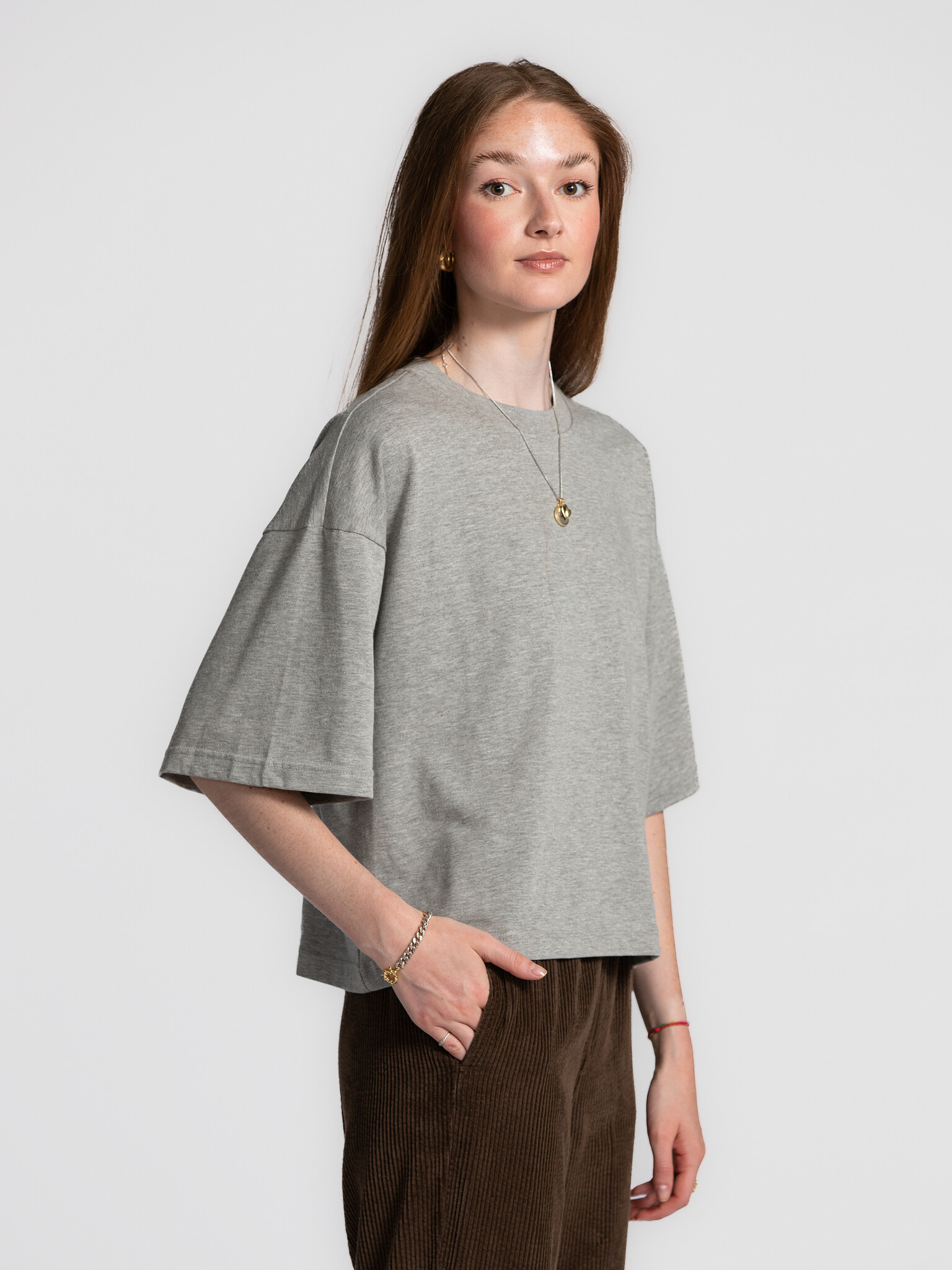 Les Soeurs Boxy T-Shirt Tiara 1. Mettez à jour vos basiques cette saison avec ce T-shirt à la coupe boxy confortable. Fab...