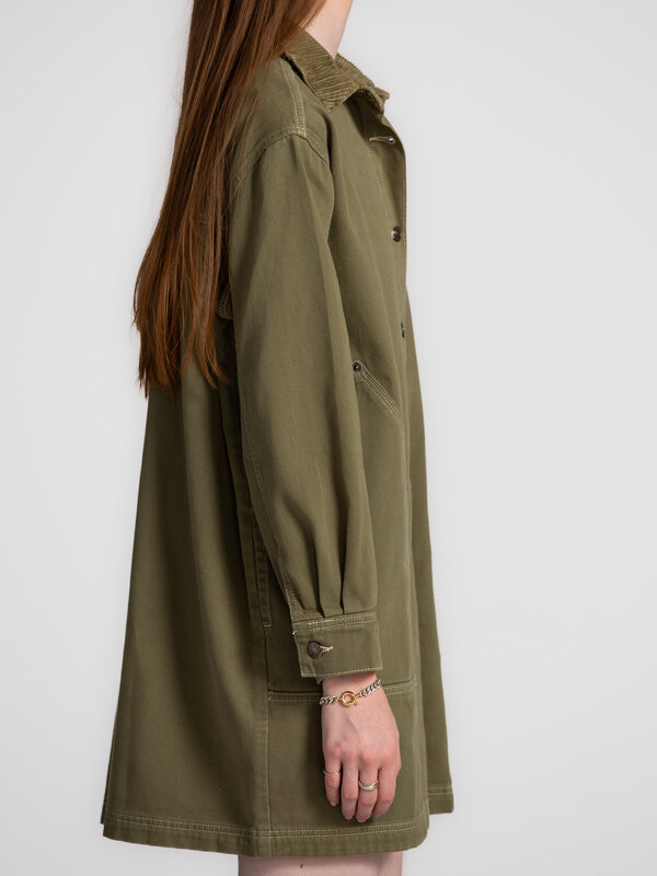 Les Soeurs Jurk contrast stitch Missa 4. Cool met een zachte twist. Deze korte khaki jurk met contrasterende stiksels com...