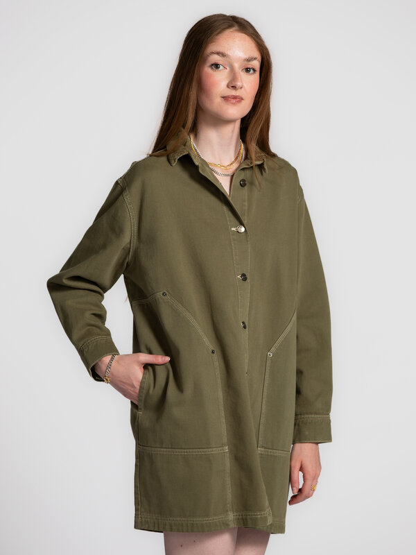 Les Soeurs Jurk contrast stitch Missa 3. Cool met een zachte twist. Deze korte khaki jurk met contrasterende stiksels com...