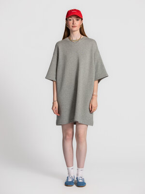 Jurk Mae. Sporty chic. Deze grijze sweater dress bewijst dat comfort en stijl hand in hand gaan. De relaxte fit en zachte...