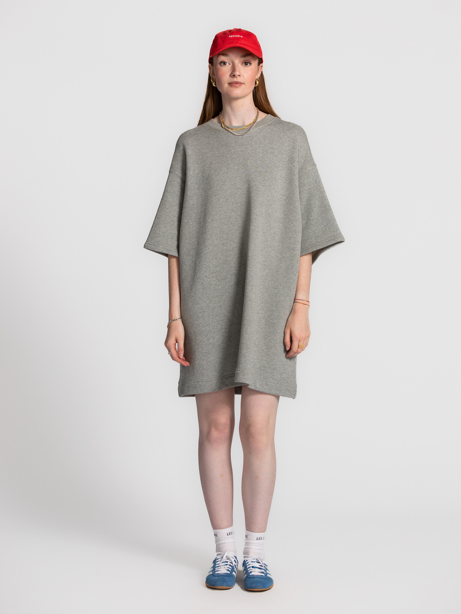 Les Soeurs Sweaterdress Mae 1. Sporty chic. This grey sweater dress proves that comfort and style go hand in hand. With i...