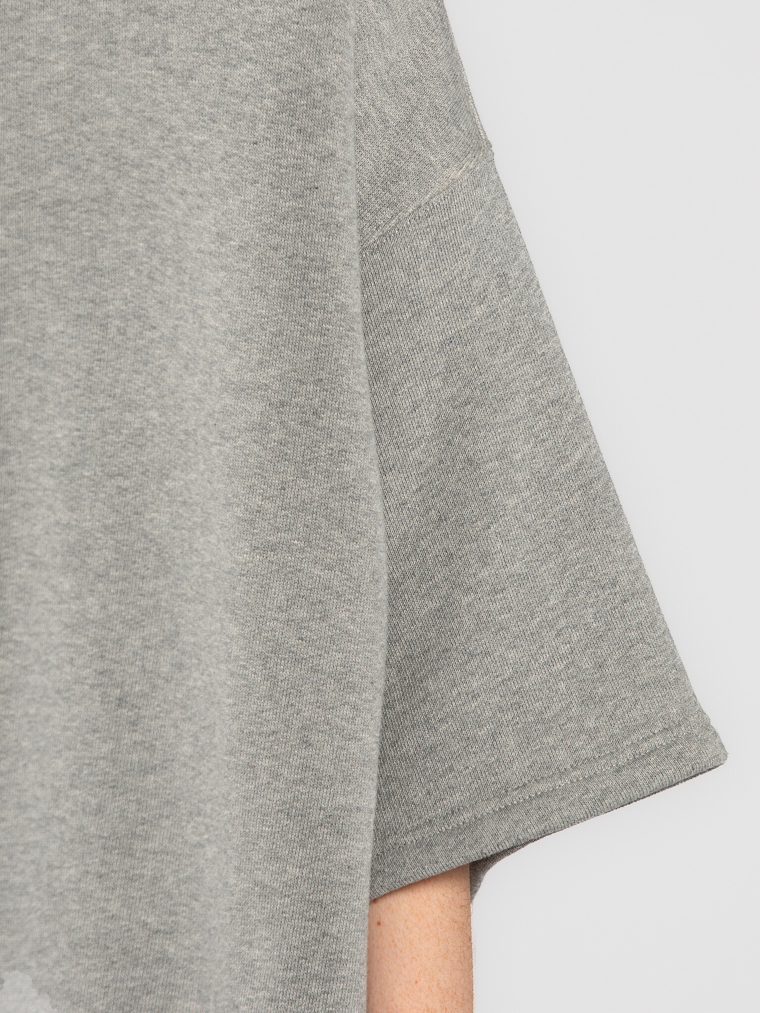 Les Soeurs Sweaterdress Mae 4. Sporty chic. This grey sweater dress proves that comfort and style go hand in hand. With i...