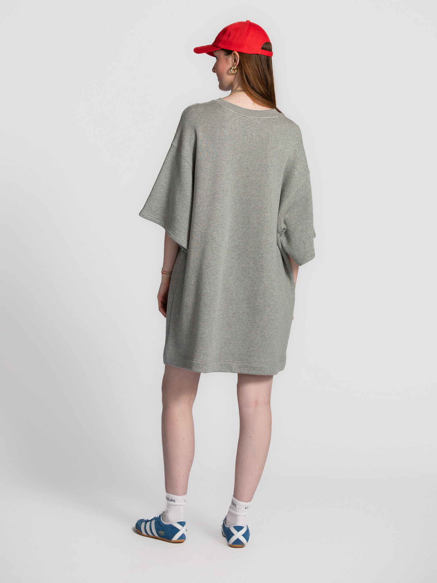 Les Soeurs Sweaterdress Mae 5. Sporty chic. This grey sweater dress proves that comfort and style go hand in hand. With i...