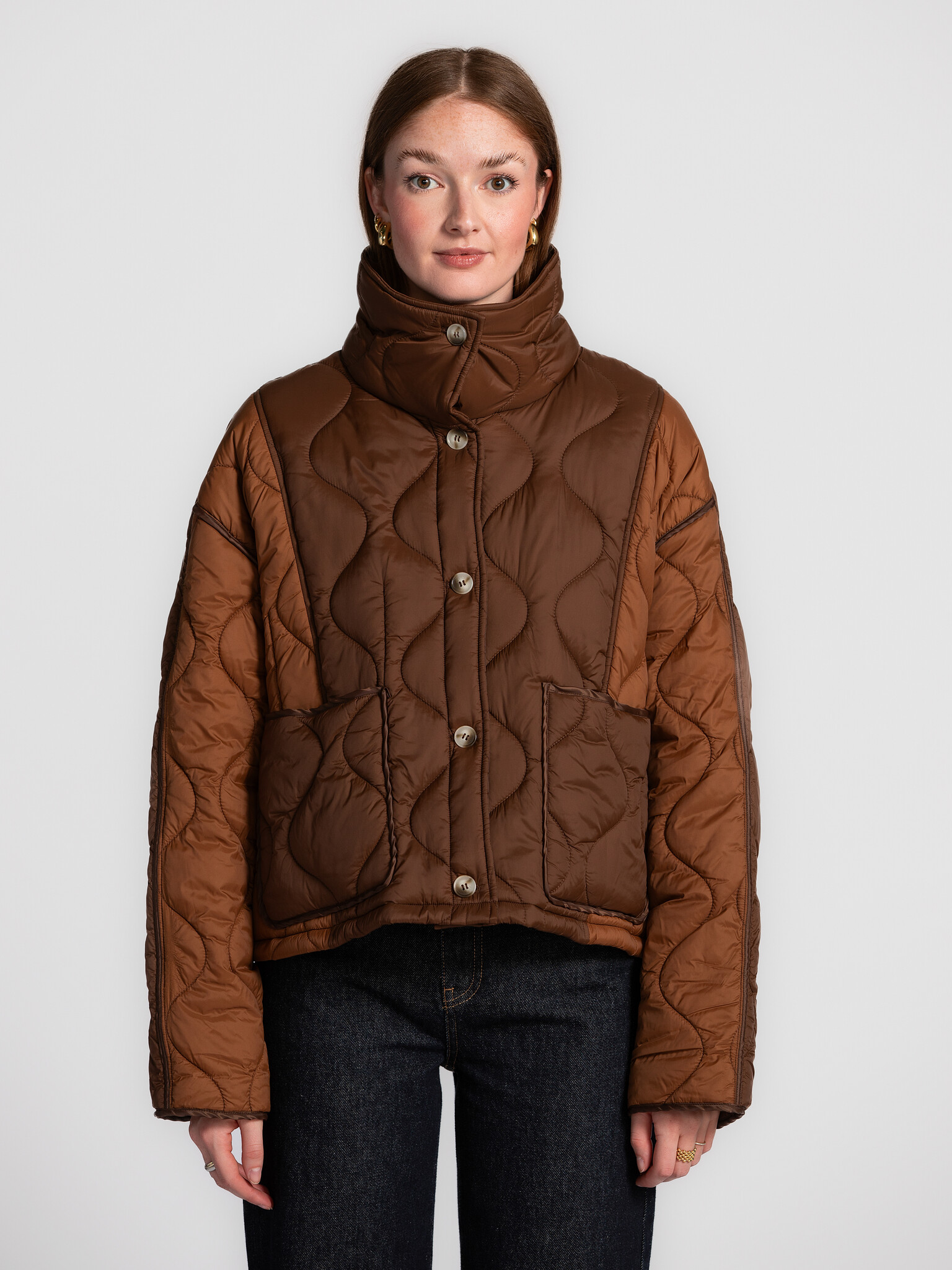 Les Soeurs Quilted jacket Marti 1. Fall-ready in style. This padded jacket in warm brown tones is soft and cozy, yet effo...