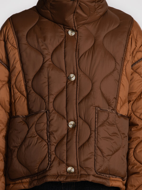 Les Soeurs Quilted jacket Marti 5. Fall-ready in style. This padded jacket in warm brown tones is soft and cozy, yet effo...