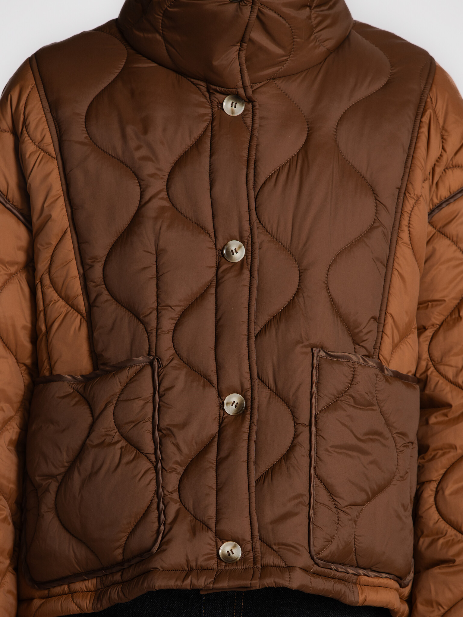 Les Soeurs Quilted jacket Marti 5. Fall-ready in style. This padded jacket in warm brown tones is soft and cozy, yet effo...