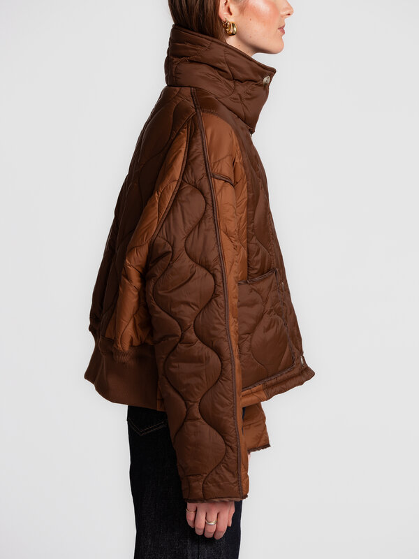 Les Soeurs Quilted jacket Marti 6. Fall-ready in style. This padded jacket in warm brown tones is soft and cozy, yet effo...
