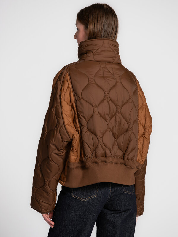 Les Soeurs Quilted jacket Marti 3. Fall-ready in style. This padded jacket in warm brown tones is soft and cozy, yet effo...