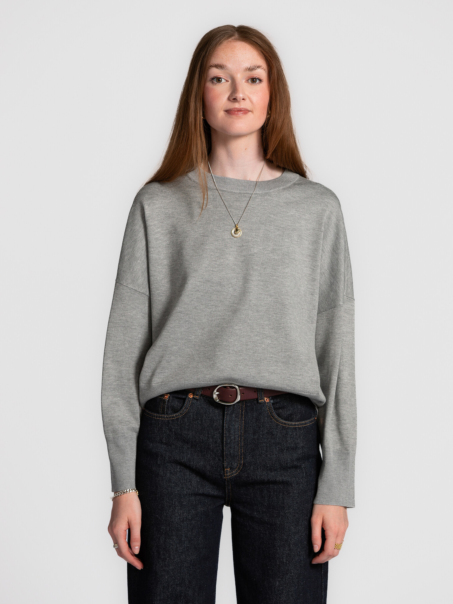 MBYM Knitted sweater Gillian Bravani 1. Grey days, done right. This slightly oversized knit in timeless grey is all about...