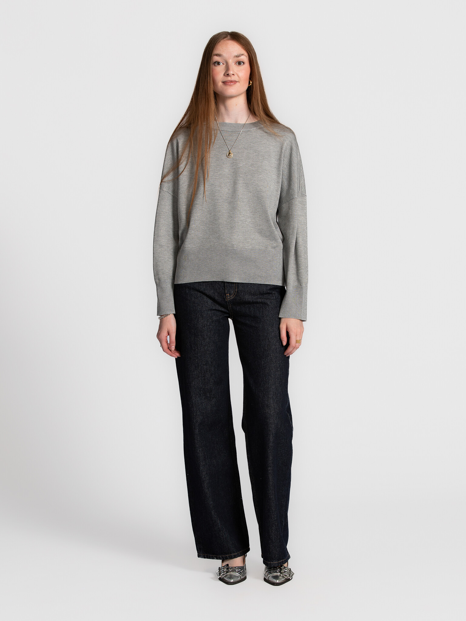 MBYM Knitted sweater Gillian Bravani 3. Grey days, done right. This slightly oversized knit in timeless grey is all about...