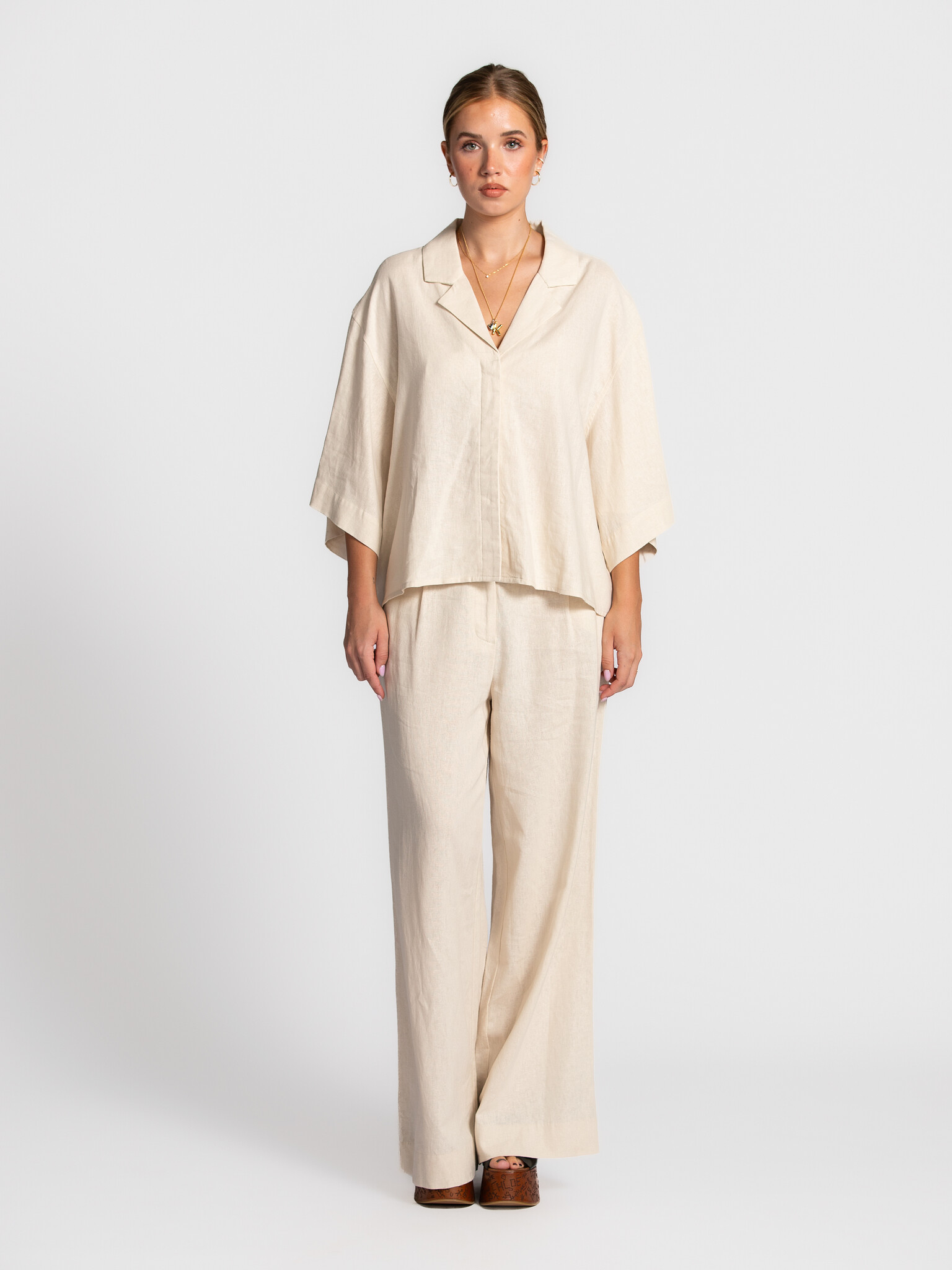 Les Soeurs Hemd Marlow 3. Effortless ecru. Dit hemd in luchtige linnenmix met 3/4 mouw straalt natuurlijke elegantie uit....