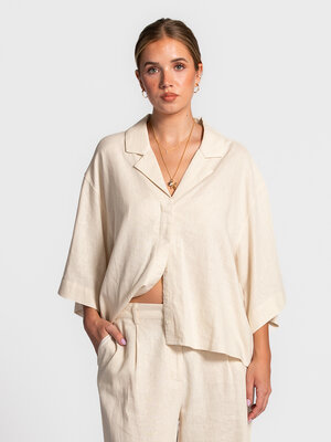 Hemd Marlow. Effortless ecru. Dit hemd in luchtige linnenmix met 3/4 mouw straalt natuurlijke elegantie uit. De losse fit...