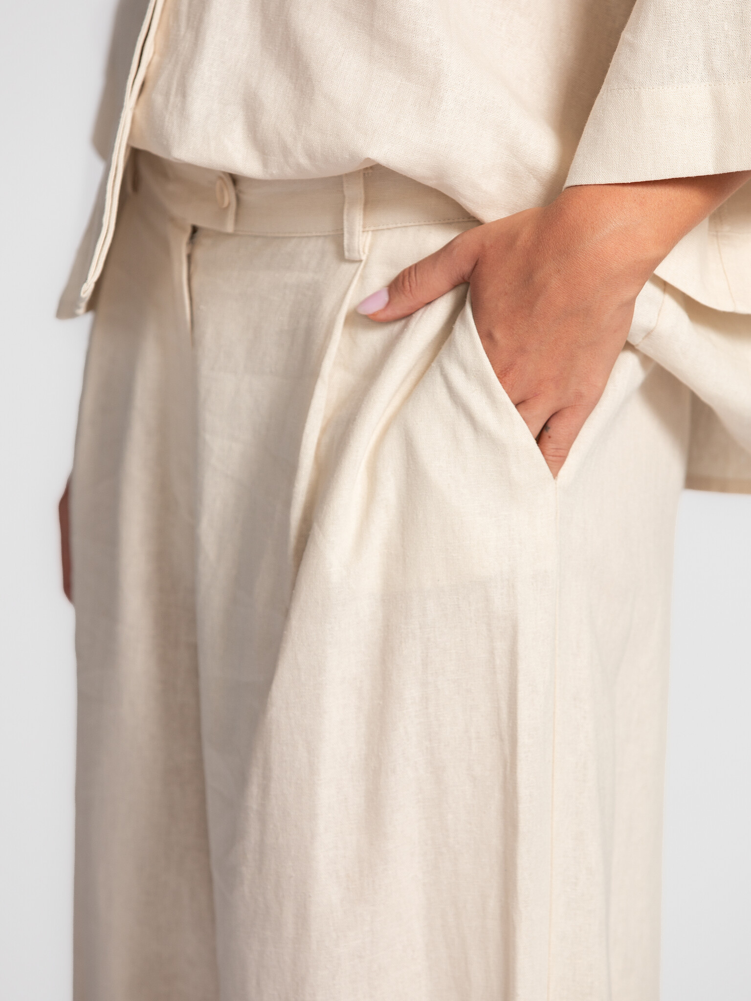 Les Soeurs Pantalon en lin Mecah 3. Léger & facile. Ce pantalon écru en lin mélangé respire l’élégance décontractée. Sa c...