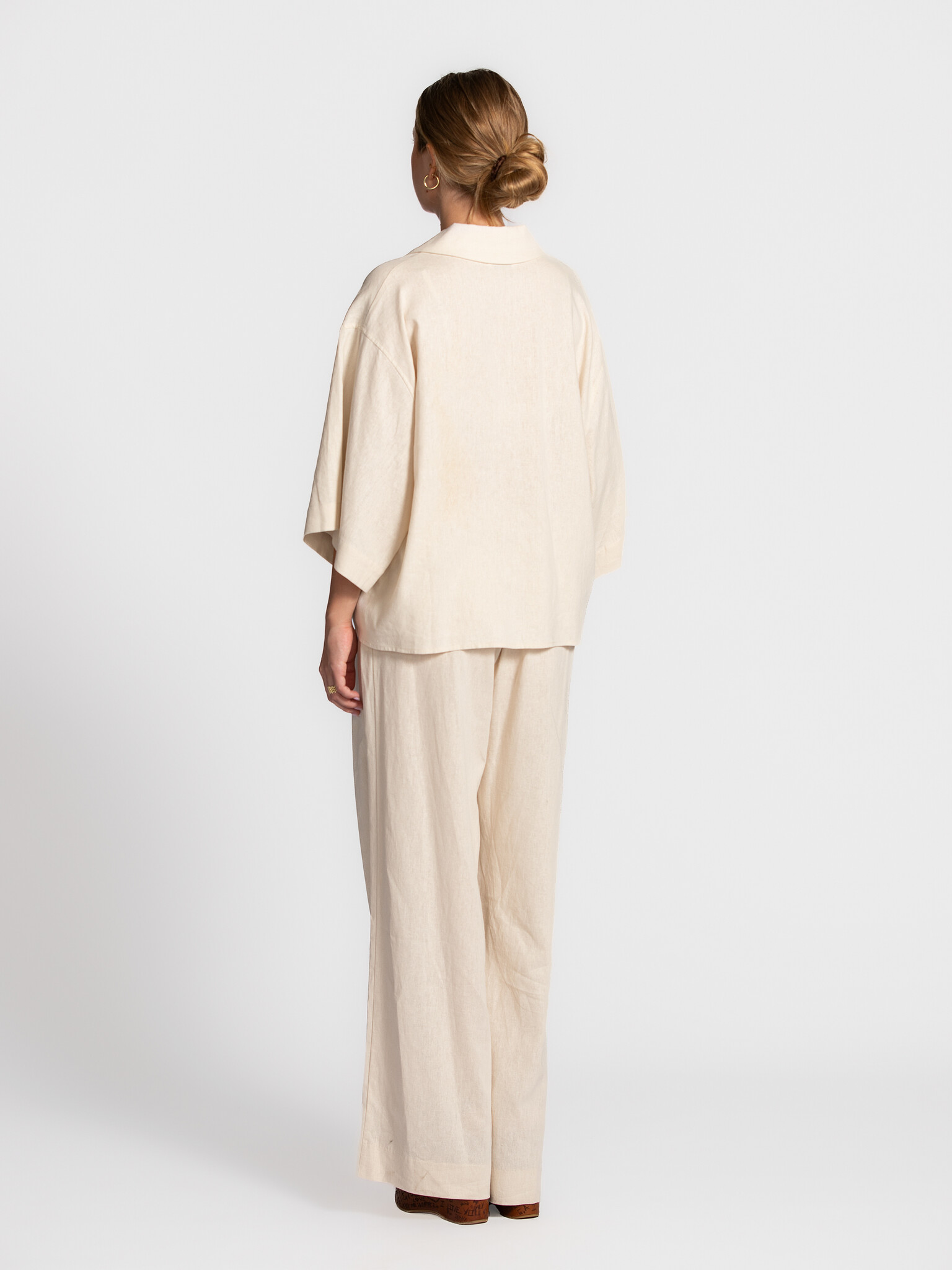 Les Soeurs Pantalon en lin Mecah 6. Léger & facile. Ce pantalon écru en lin mélangé respire l’élégance décontractée. Sa c...