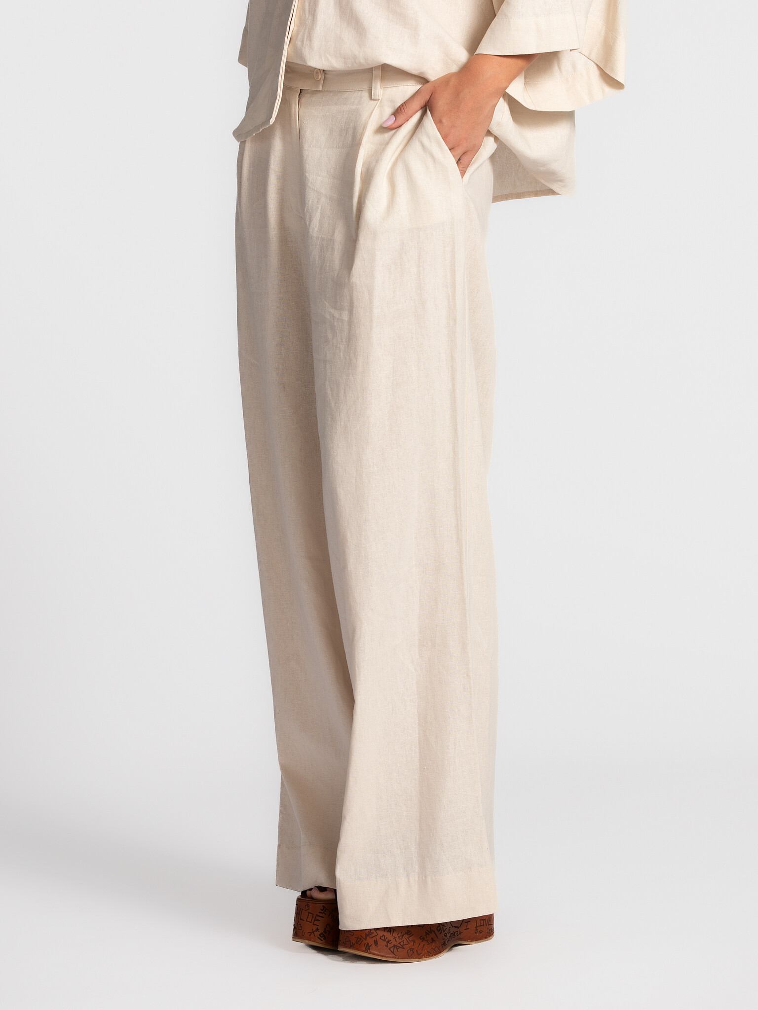 Les Soeurs Pantalon en lin Mecah 1. Léger & facile. Ce pantalon écru en lin mélangé respire l’élégance décontractée. Sa c...