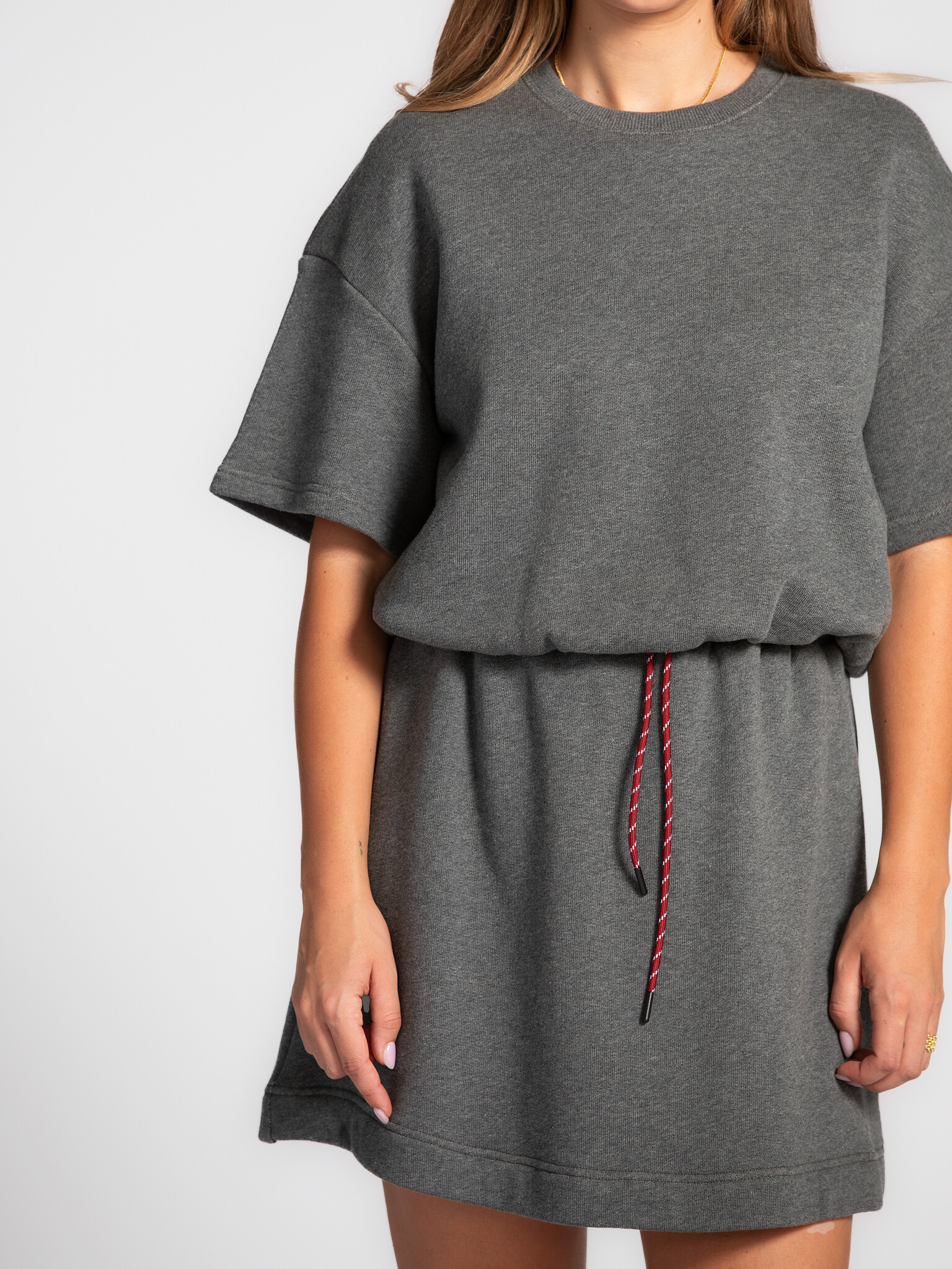 Les Soeurs Cropped Shortsleeve Sweater Lucia 5. Cropped comfort. Deze donkergrijze sweater in een balloon fit brengt volu...